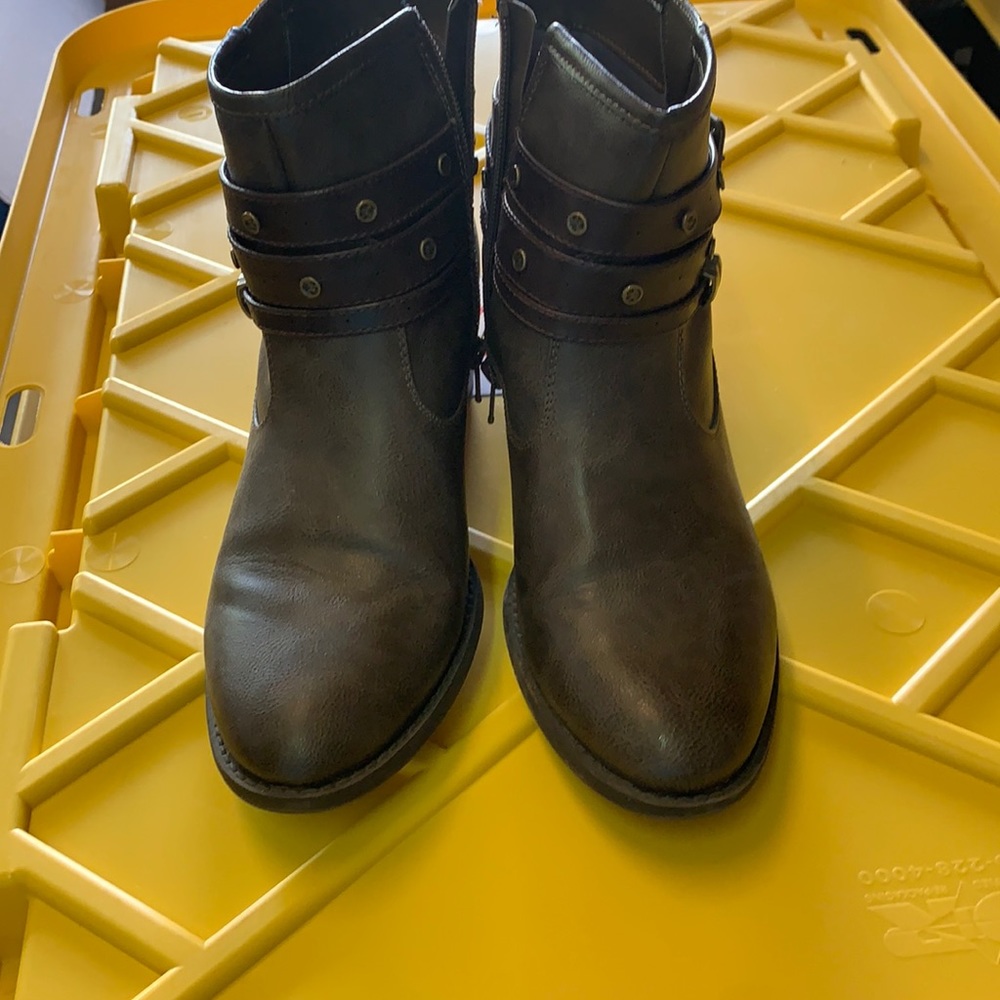 White mountain brown boots